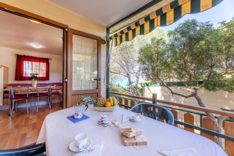 Patio, Spring, Day, Natural landscape, View (from property/room), Balcony/Terrace, Food and drinks, Dining area