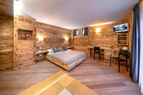 Bed, TV and multimedia, Bedroom