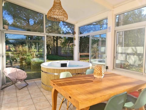 Patio, Day, Natural landscape, Living room, Spa and wellness centre/facilities, Dining area, Garden view, Parking, pet friendly