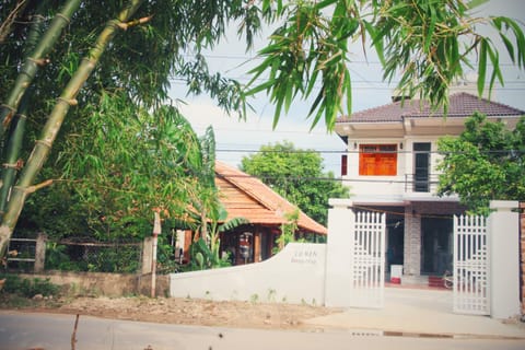 Facade/entrance, Natural landscape, Garden, Balcony/Terrace, On site, Garden view, Mountain view, River view, Street view, Quiet street view