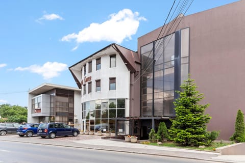 Property building, Day, Street view, Parking