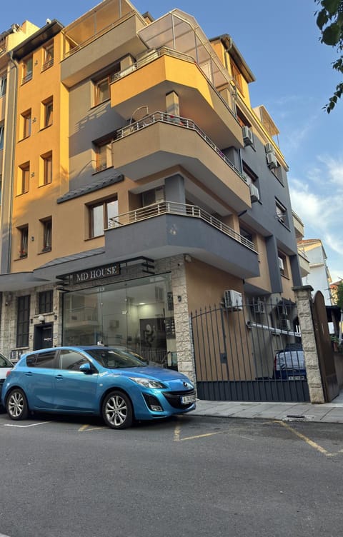 Property building, Day, Street view, Parking