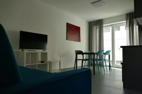 TV and multimedia, Living room, Seating area, Dining area