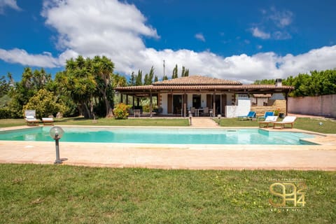 Property building, Garden, Swimming pool, sunbed