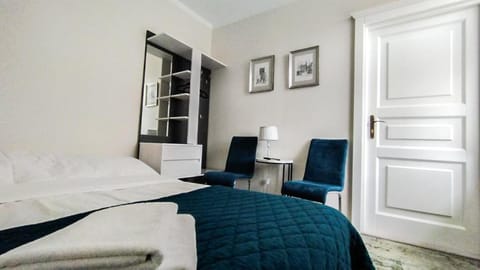 Bed, Photo of the whole room, Seating area, Bedroom, towels