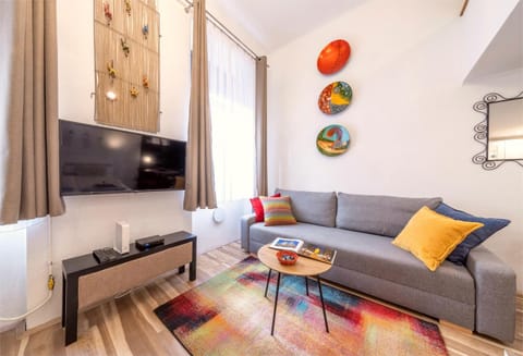 Bed, TV and multimedia, Seating area