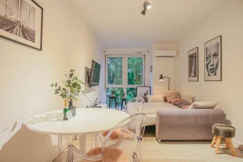 Bed, Living room, Photo of the whole room, Seating area