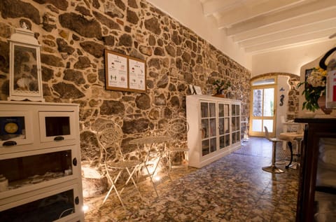 Facade/entrance, kitchen