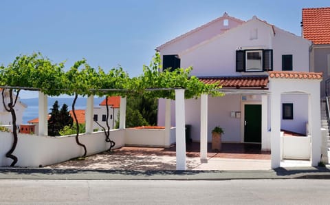 Property building, Facade/entrance, Parking