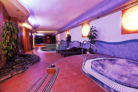 Natural landscape, Hot Tub, Spa and wellness centre/facilities, Pool view, Swimming pool, Swimming pool