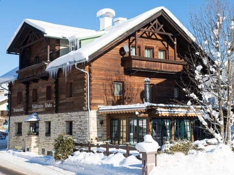 Property building, Nearby landmark, Staff, Restaurant/places to eat, Restaurant/places to eat, Off site, Food close-up, Day, Property logo or sign, Neighbourhood, Natural landscape, Winter, Billiard, Bowling, Casino, Children play ground, Darts, Ski School, Skiing, Balcony/Terrace, Fitness centre/facilities, On site, Pets, City view, Landmark view, Mountain view, Supermarket/grocery shop, Shopping Area, Entertainment, Alcoholic drinks, young children, older children, Certificate/Award, Family, Quiet street view