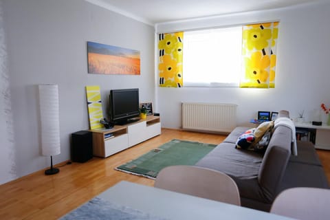 Day, TV and multimedia, Living room, Photo of the whole room, On site