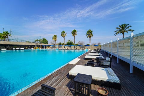 Pool view, Swimming pool, sunbed