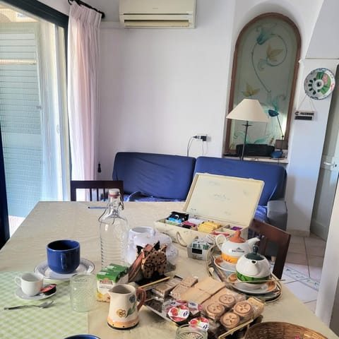 Living room, Dining area, Breakfast, air conditioner