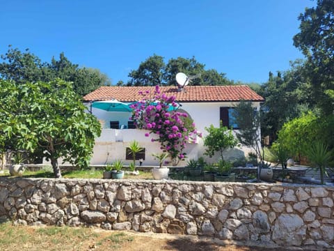 Property building, Day, Garden, Garden view