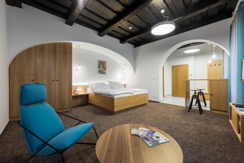 Coffee/tea facilities, Living room, Seating area, Bedroom