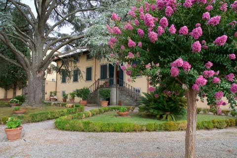 Staff, Facade/entrance, Bird's eye view, Garden, Horse-riding, Balcony/Terrace, Decorative detail, Seating area, Floor plan, Hiking, Cycling, Landmark view, Entertainment, Family