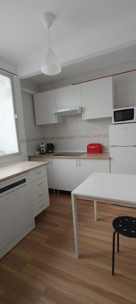 Kitchen or kitchenette, Dining area, oven