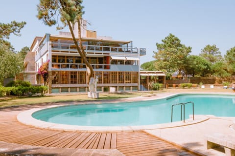 Property building, Garden, Decorative detail, Swimming pool