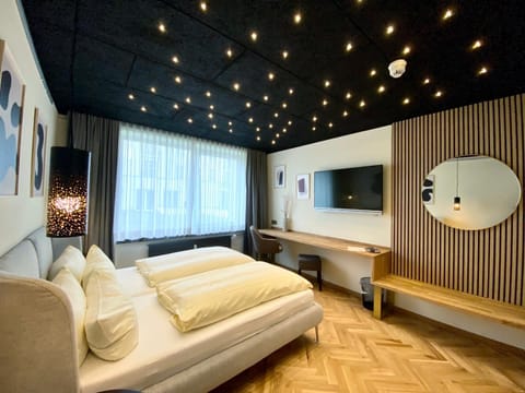 Bed, TV and multimedia, Photo of the whole room, Seating area, Bedroom