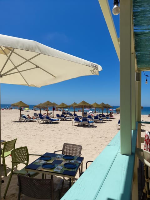 Restaurant/places to eat, Beach, Area and facilities
