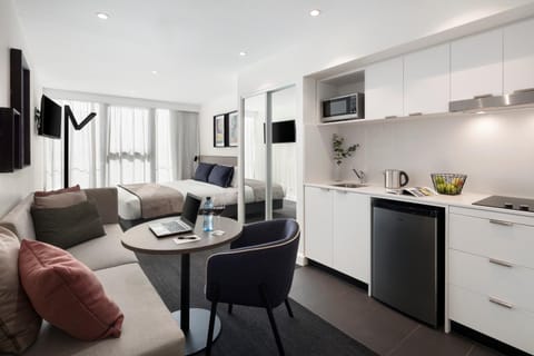 Bed, TV and multimedia, Kitchen or kitchenette, Seating area