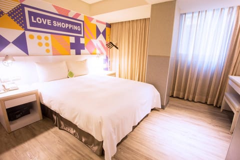 Photo of the whole room, Bedroom
