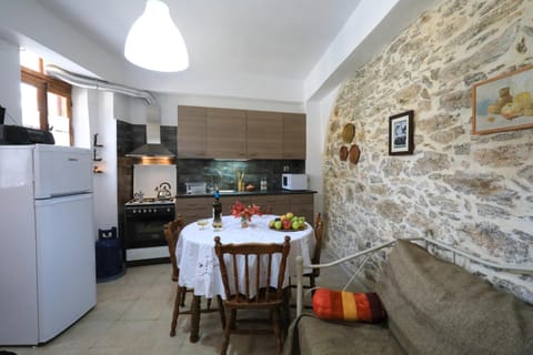 Bed, Kitchen or kitchenette, Seating area, Dining area