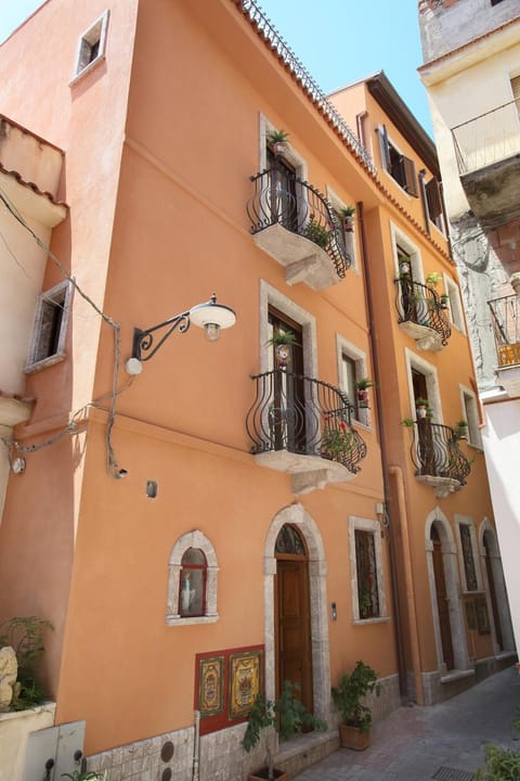 Property building, Neighbourhood, Balcony/Terrace