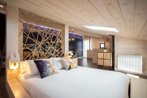 Bed, Photo of the whole room, Decorative detail, Bedroom