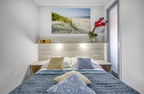 Bed, View (from property/room), Balcony/Terrace, Other, Photo of the whole room, Decorative detail, Bedroom, On site, Area and facilities