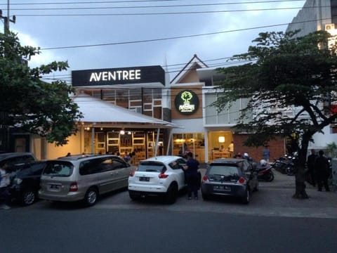 Property building, Neighbourhood, Street view, Location, Parking