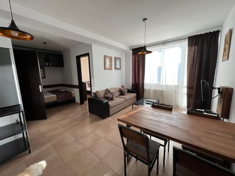 Bed, TV and multimedia, Kitchen or kitchenette, Living room, Photo of the whole room, Seating area, Dining area, Bedroom