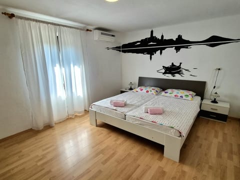 Bedroom, air conditioner