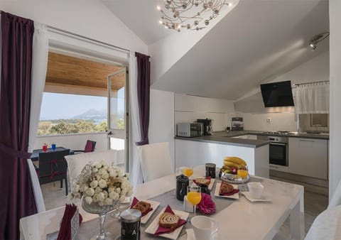 Balcony/Terrace, Kitchen or kitchenette, Dining area