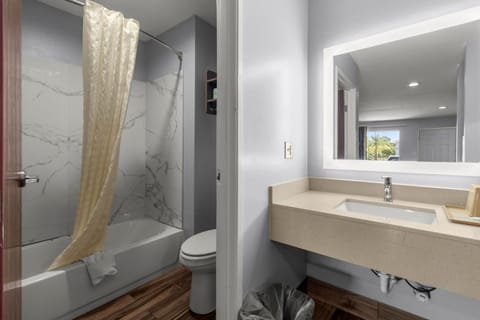 Shower, Toilet, Bathroom, Bath, towels