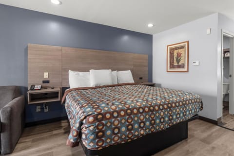 Bed, TV and multimedia, Seating area, microwave