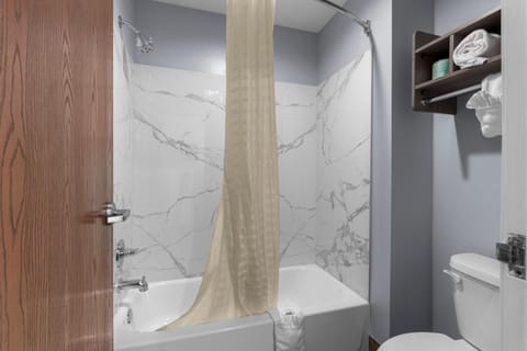 Shower, Toilet, Bath, towels