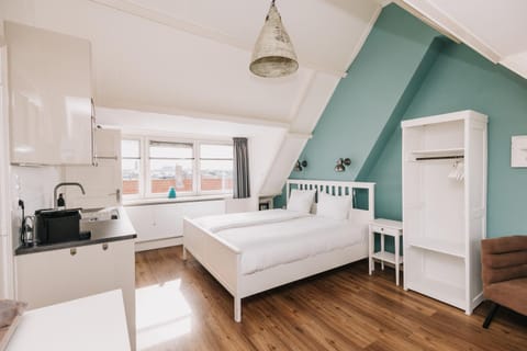 Kitchen or kitchenette, Bedroom