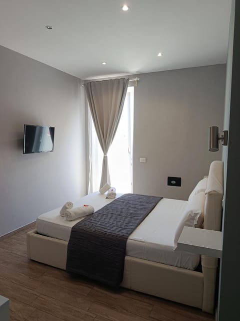 Bed, TV and multimedia, Photo of the whole room, Bedroom