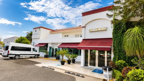 Facade/entrance