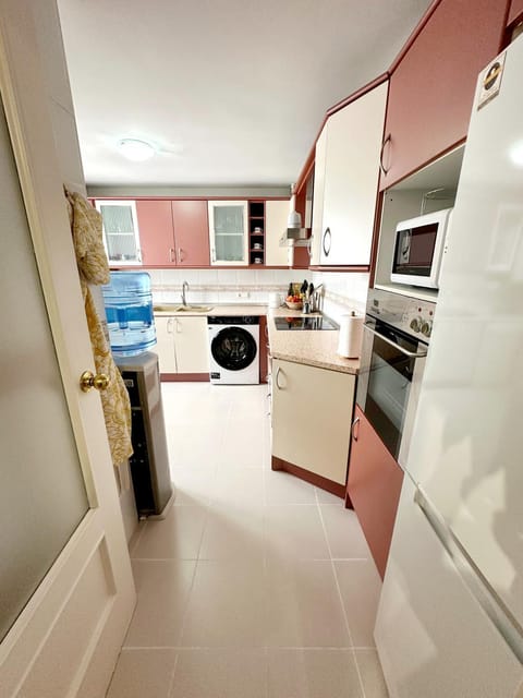 Kitchen or kitchenette, dishwasher, oven, washing machine