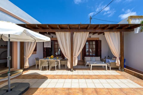 Patio, View (from property/room), Balcony/Terrace, Living room, Seating area, sunbed