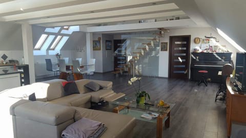 Nightclub / DJ, Lobby or reception, Lounge or bar