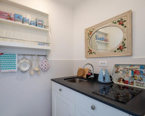 Coffee/tea facilities, Kitchen or kitchenette, stove