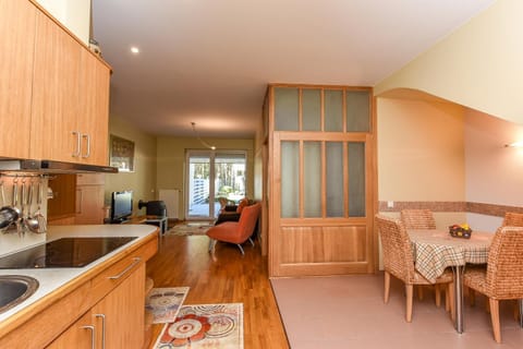 Kitchen or kitchenette, Living room, Dining area, pet friendly, stove