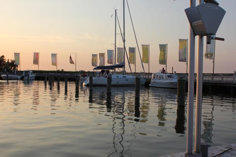 Neighbourhood, Area and facilities, Sunset