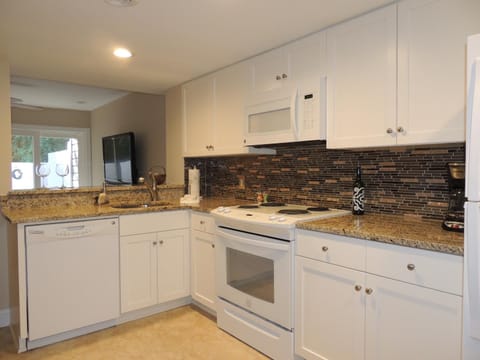 2 Bedrooms, 2 Bathrooms, Sleeps seven Bikes & Beach Gear included House in Hilton Head Island