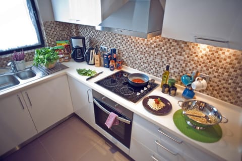 Living room, Food, Alcoholic drinks