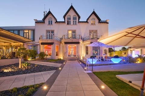 Property building, Restaurant/places to eat, Garden, Lounge or bar, Banquet/Function facilities, Dining area, Swimming pool, Breakfast, Breakfast, Parking
